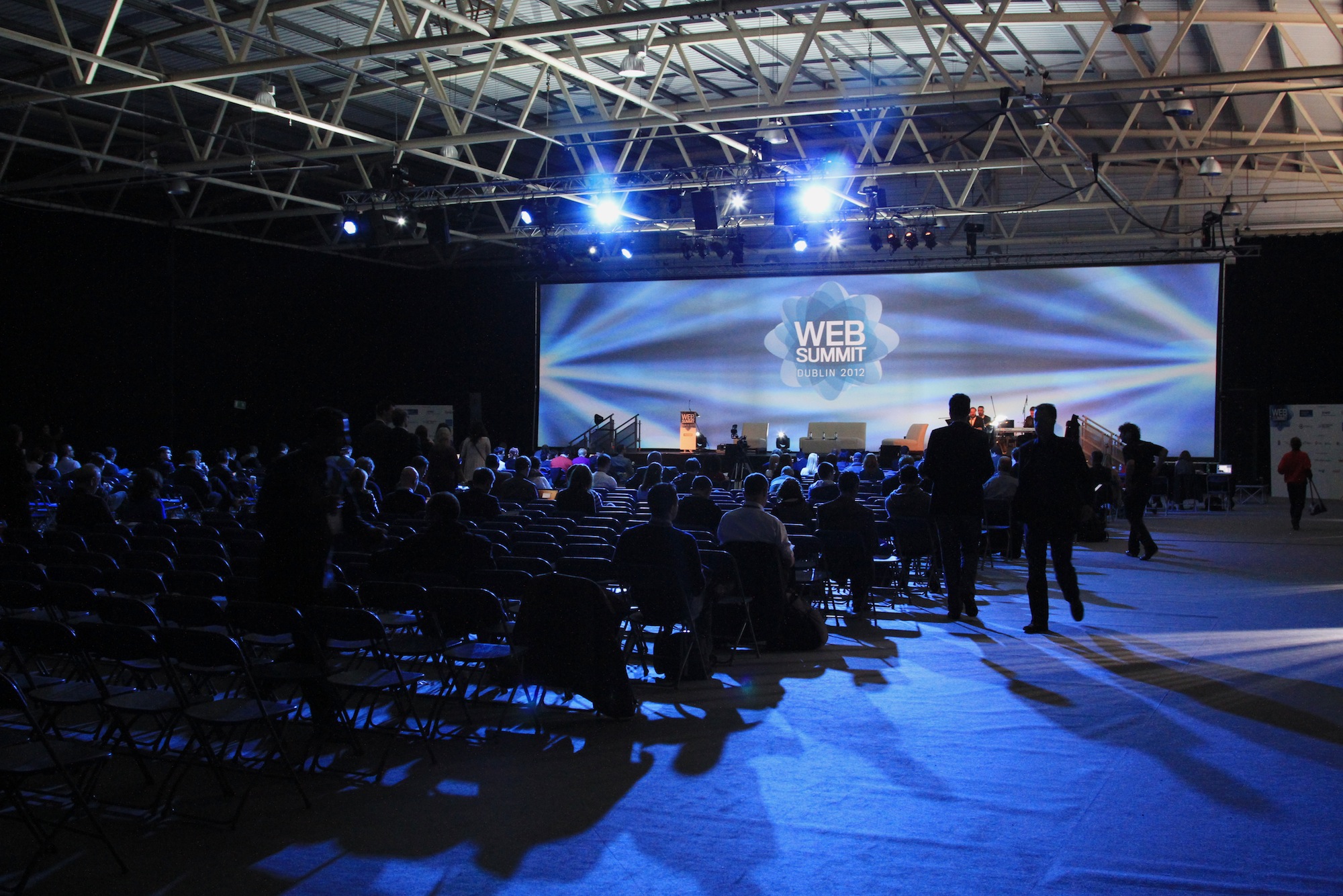 Summit attendees begin to fill the main stage of the Dublin Web Summit after morning lunch.